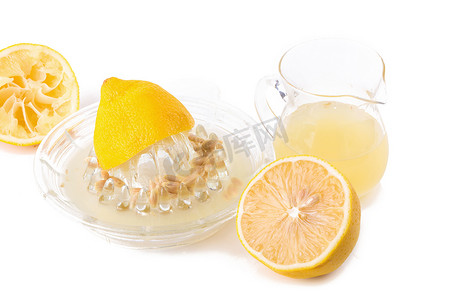 玻璃碗鲜榨柠檬汁、柠檬榨汁机和 r