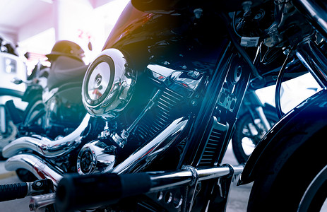 摩托车背景摄影照片_选择性地关注摩托车发动机。