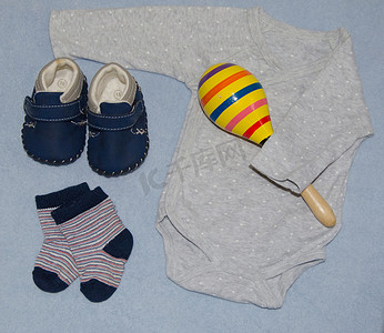 桌面视图装饰婴儿鞋和袜子和连身衣。