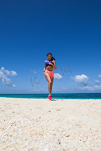 在海滩上奔跑的女人