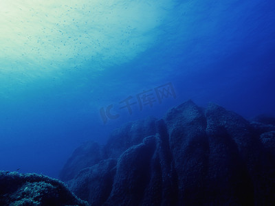 与水背景摄影照片_与岩石海底的水下背景