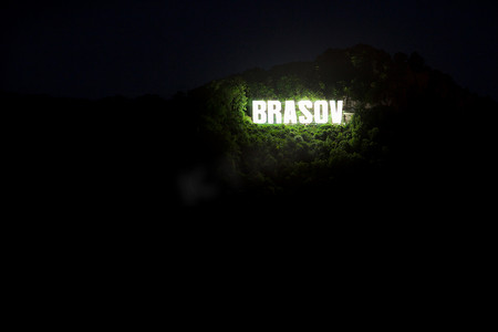 坦帕山顶的布拉索夫市标志在夜间被照亮