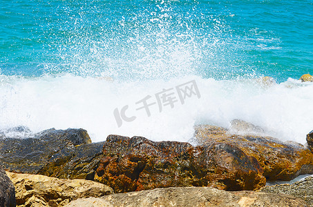 地中海北部摄影照片_海浪打碎以色列北部的石头
