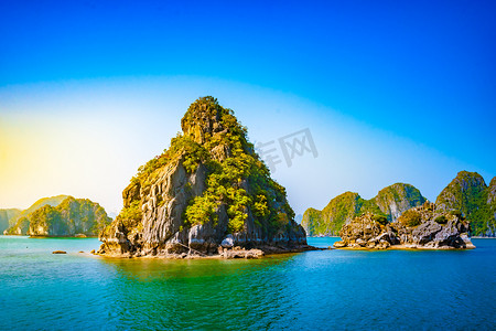 越南下龙湾美丽的日落景观