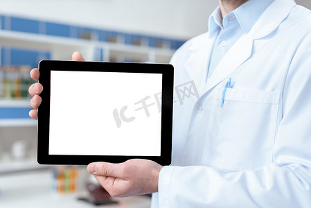 穿着实验室外套的医生的特写部分视图显示带有空白屏幕的数字平板电脑