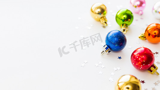 圣诞节和新年背景与圣诞树的五颜六色的装饰球。