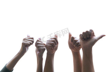 人们的手举起手臂，显示出强大的力量与天空的背影
