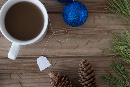 装饰品、圣诞树枝和咖啡