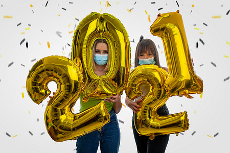 女孩们戴着口罩庆祝 2021 年新年