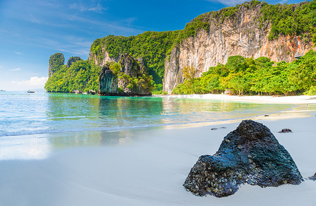黄焖甲鱼摄影照片_泰国无人岛洪岛美丽的海湾景色