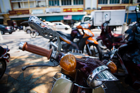 街边商店里的一排摩托车
