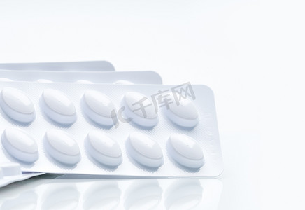 他汀类药丸装在白色泡罩包装中，用于在白色背景下隔离的耐光包装。