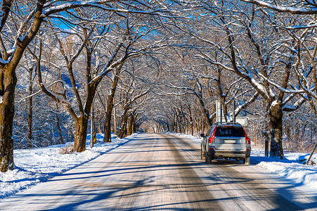 冬天在路上行驶的汽车，韩国雪岳山。