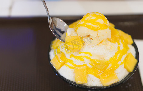 特写芒果 bingsu 冰淇淋韩国甜点用勺子吃