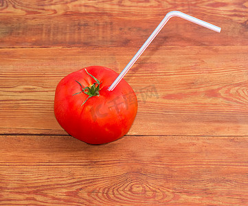 果汁吸管摄影照片_旧木板上放着吸管的番茄