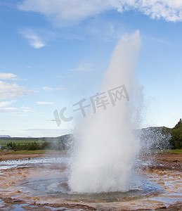 geysir摄影照片_冰岛 Geysir 地区的 Strokkur 喷发