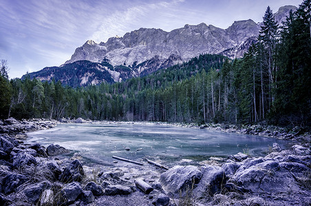 德国阿尔卑斯山的冻湖