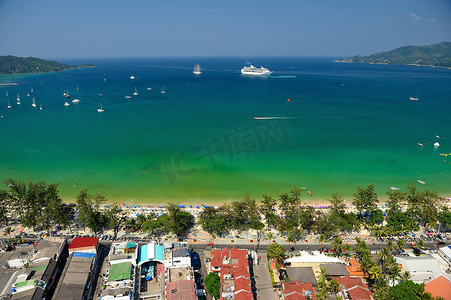 从鸟瞰图，普吉岛的巴东热带海滩。