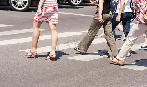 城市步行摄影照片_过马路行人的腿