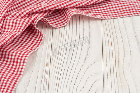 旧白色木桌上的红布。