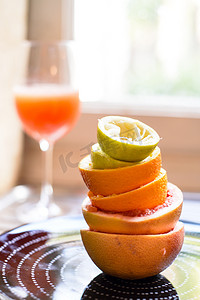 榨摄影照片_厨房里榨的柑橘类水果 柑橘汁 维生素