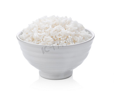 热米饭的雾摄影照片_白色背景陶瓷碗中的米饭