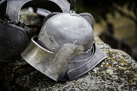 战士背景摄影照片_古老的中世纪头盔