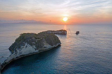 巴厘岛日出时从佩尼达岛钻石海滩起飞