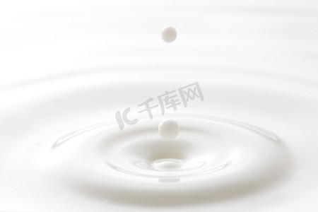 09气泡图摄影照片_带涟漪的牛奶滴