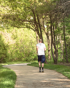 在得克萨斯州达拉斯附近的公园跑步的健康男子的背影