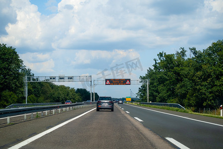 克罗地亚萨格勒布附近的高速公路上显示拥堵警告