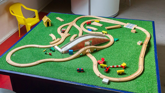 玩具火车轨道摄影照片_儿童玩具，木火车轨道，连接点