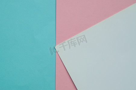 平铺摄影照片_蓝色、粉色和白色彩色纸几何平铺接下来是三个背景