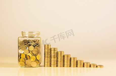 钱罐子摄影照片_罐子里的硬币和钱堆一步步增加钱，Concept financ