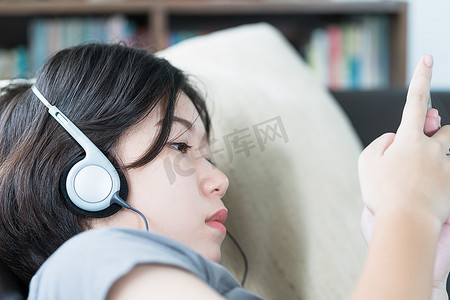 亚洲女性用手机听音乐