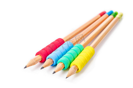 握铅笔摄影照片_带有彩色橡胶泡沫握把的木制铅笔。