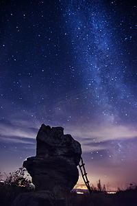 在岩石的银河，巴尔干山脉，保加利亚。