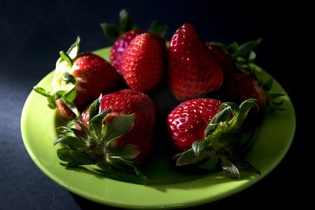 一堆新鲜草莓