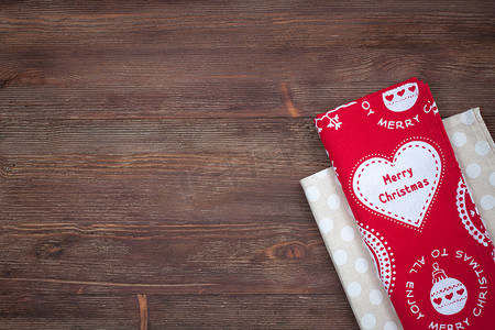 木制背景上的圣诞厨房毛巾