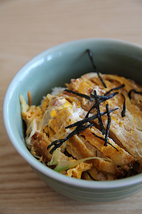 日本炸猪肉配鸡蛋饭，木背上的猪排饭