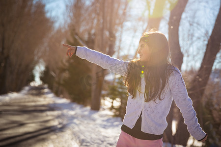 手指公摄影照片_冬季公园里快乐的小女孩