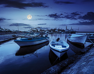 夜间钓鱼摄影照片_夜间索佐波尔港的渔船