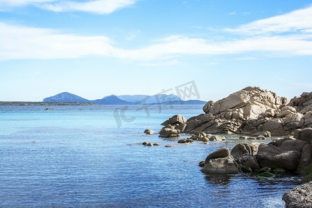 海滩上的绿水和花岗岩岩石群岛景观