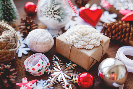 圣诞和新年背景，木制背景上有礼物、丝带、球和不同的装饰品