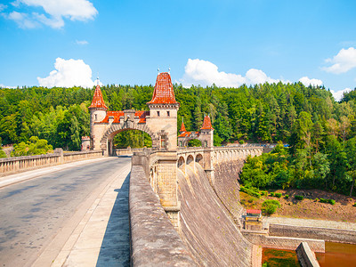 捷克共和国阳光明媚的夏日，童话般的大坝 Les Kralovstvi 拥有风景如画的塔楼