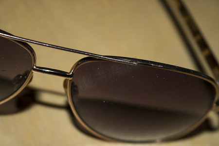 飞行员太阳镜金框隔离在白色背景经典太阳镜棕色镜片上。