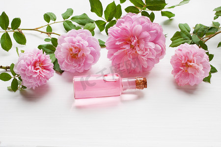 用于芳香疗法的几瓶基本玫瑰油，亨廷顿玫瑰。