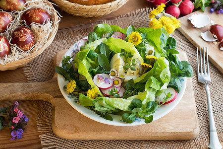 黄色春卷摄影照片_春季沙拉配鸡蛋和野生食用植物
