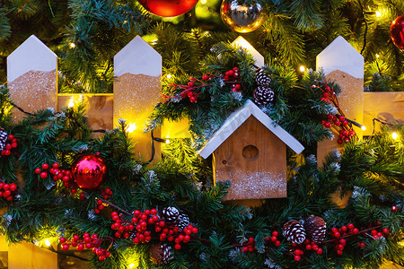 圣诞节和新年户外装饰品-带传统杉树花圈的鸟舍。