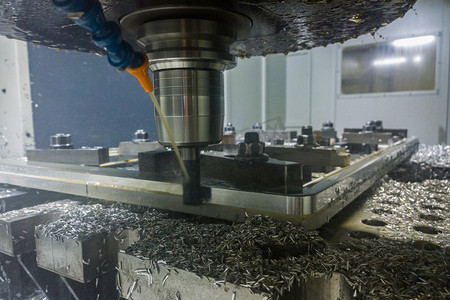 大型厚金属板数控铣削的真实过程。